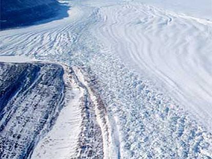 Glaciar Petermann, en el norte de Groenlandia, fotografiado desde un helicóptero en 2002.