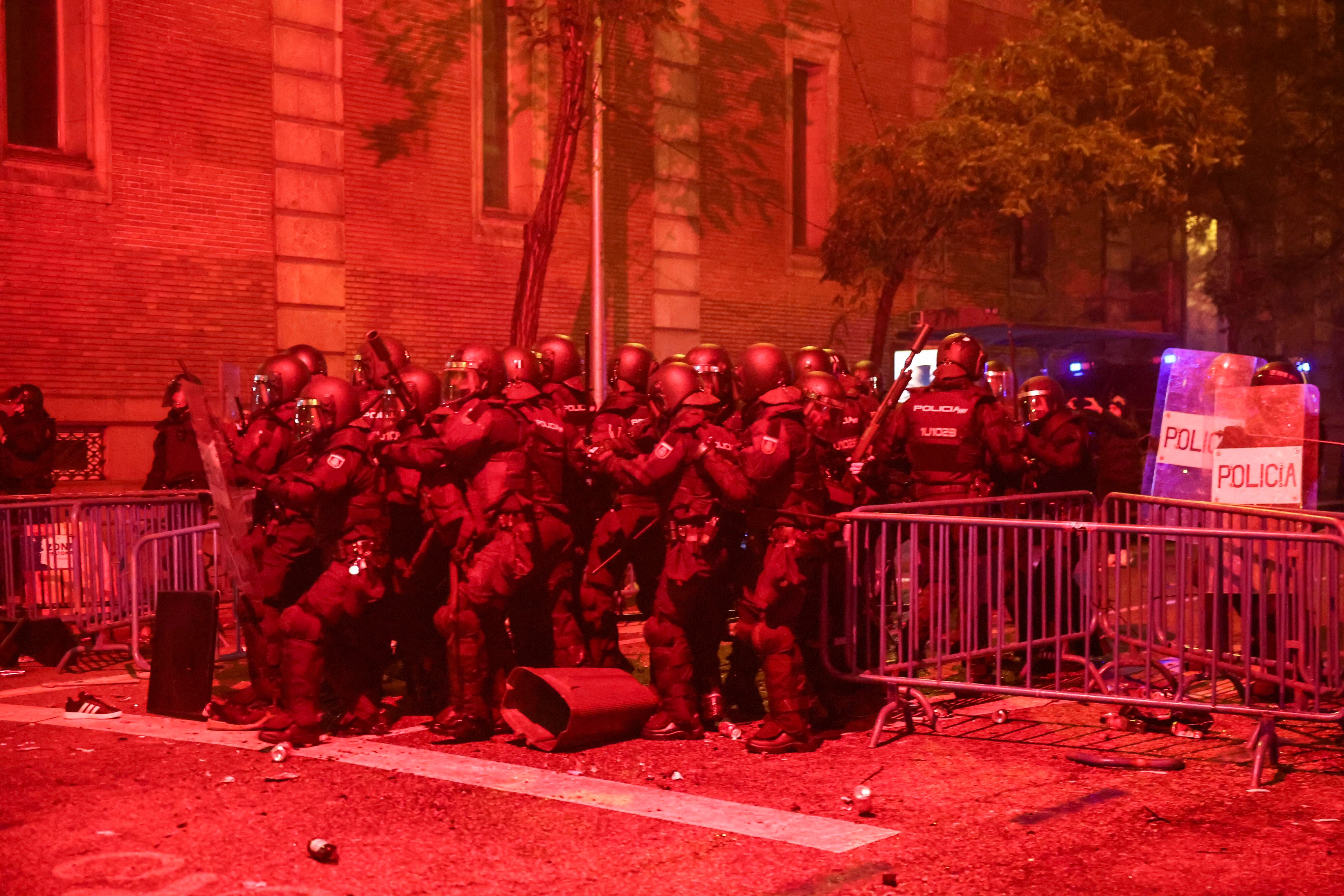 Antidisturbios, en formación para responder al lanzamiento de objetos por parte de los ultras. 