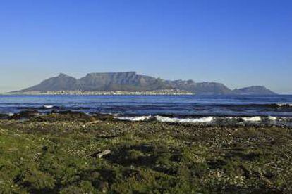 Ciudad del Cabo y Table Mountain vistas desde Robben Island, en Sudáfrica.