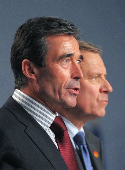 Anders Fogh Rasmussen, el futuro secretario general de la OTAN, con Jaap de Hoop, el actual ocupante del puesto