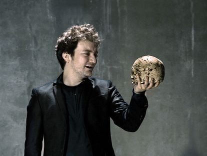 El actor Pol López durante su actuación en la obra 'Hamlet', de William Shakespeare, realizada en el Teatre Lliure.