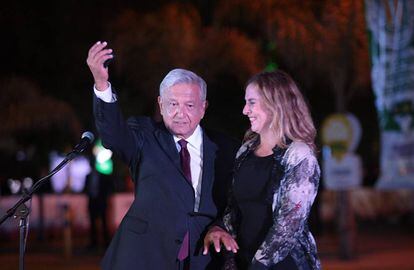 Andrés Manuel López Obrador muestra su cartera al salir del segundo debate presidencial.