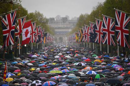 Un mar de paraguas recorría el sábado la avenida londinense The Mall, tras la coronación de Carlos III, mientras los ciudadanos esperaban el saludo de la familia real en el balcón del palacio de Buckingham.