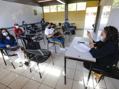 Un grupo de estudiantes y profesores regresan a clases presenciales en Jalisco (México), el pasado 1 de marzo.