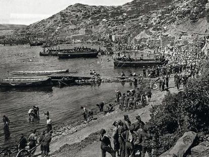 Tropas aliadas desembarcan en la pen&iacute;nsula de Gal&iacute;poli, en una imagen tomada entre 1914 y 1915.