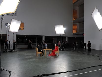 Marina Abramovic (de rojo) durante una 'performance' en el MOMA en marzo de 2010.