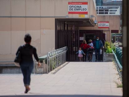 Varias personas, en la puerta de una oficina del SEPE el pasado miércoles.