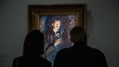 Visitantes delante de 'Autorretrato con cigarrillo', obra de juventud de Edvard Munch, en su exposición en el Museo de Orsay, en París.