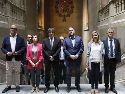 Carles Puigdemont (centro), en un acto de ayuntamientos que apoyan el refer&eacute;ndum.