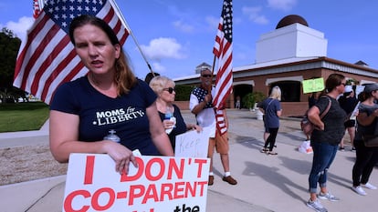 Protesta de 'Moms for Liberty' en Viera, Florida, Estados Unidos.