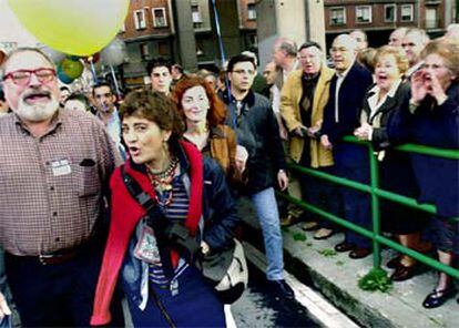 Los integrantes de la plataforma ¡Basta Ya! son increpados al incorporarse a la marcha