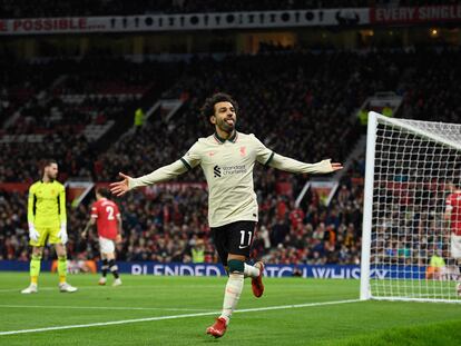 Mo Salah celebra su tercer gol en Old Trafford, este domingo.