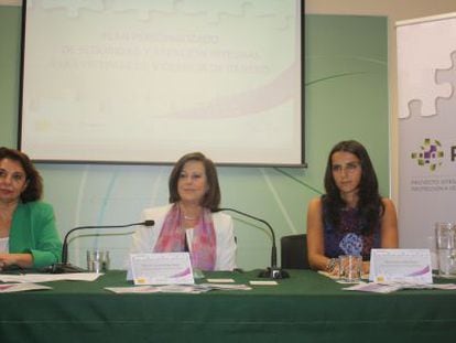 La consejera de Salud andaluza, Mar&iacute;a Jos&eacute; S&aacute;nchez Rubio, (en el centro) durante la presentaci&oacute;n del protocolo en Sevilla.