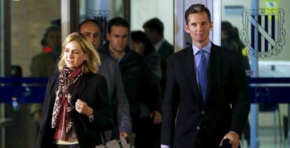 La Infanta Cristina y su marido, Iñaki Urdangarin, abandonan la Audiencia Provincial de Baleares.