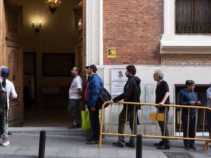 Fila para acceder a un comedor social en Madrid. 