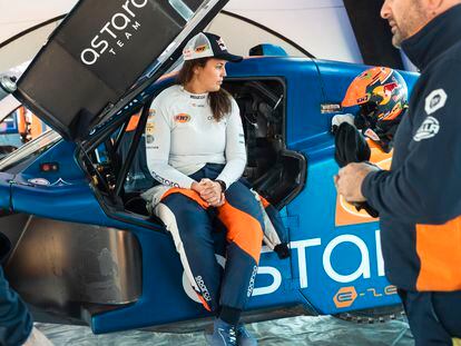 Laia Sanz durante un descanso en su entrenamiento en el Sáhara marroquí, para el Dakar 2024