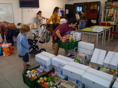 Un grupo de personas se acercaba a recoger alimentos en una campaña contra la pobreza en San Sebastián, en septiembre.