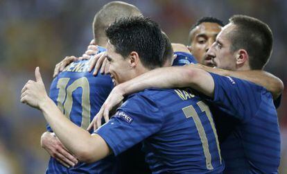 Benzema, Nasri y Ribèry celebran uno de los goles ante Ucrania