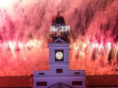 El reloj de la Puerta del Sol da las campanadas de fin de año, en Madrid.