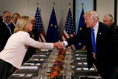 El presidente estadounidense estrecha la mano de la Jefa de Política Exterior de la Unión Europea, Federica Mogherini, después de su llegada a la sede de la UE.