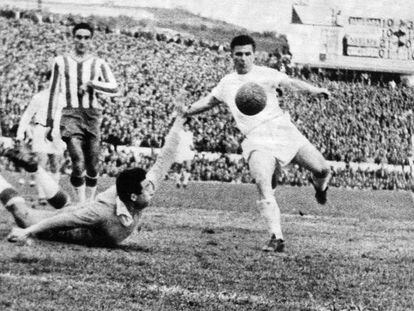 Puskas marca un gol ante Piris, portero del Granada, en la temporada 1959-1960.