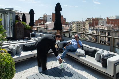 Un camarero atiende a un cliente en la terraza del Claris Hotel & Spa, el primer establecimiento de 5 estrellas Gran Lujo abierto en Barcelona tras el estado de alarma, el pasado 1 de julio.
