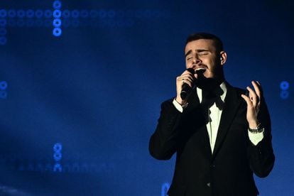 La candidatura de Polonia, el cantante Ochman, interpreta su canción en la gala de la segunda semifinal del Festival de Eurovisión 2022. 