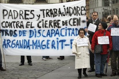 Participantes en la manifestación de la Puerta del Sol contra el cierre de los centros de discapacitados.