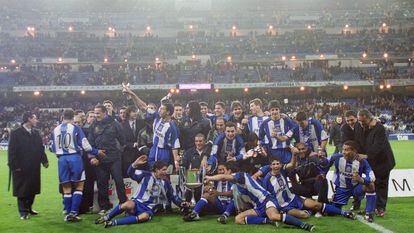 Los jugadores del Deportivo celebran la victoria en la Copa de 2002.
