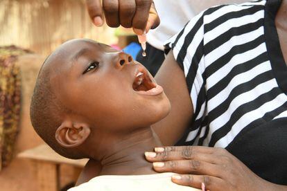 <b>Costa de Marfil</b> <p>Casi 200 países de todo el mundo han respaldado el Plan de Acción Global de Vacunas para salvar más de 20 millones de vidas para 2020 a través de un acceso más equitativo a las ya existentes.</p> <p>En la imagen, Kelly, de cinco años, está siendo inmunizada contra la poliomielitis en la aldea de Dibobly, en el oeste de Costa de Marfil. Pese a que la medicina es gratuita en el país para los menores de un año, tres de cada cinco niños no reciben vacunas.</p>