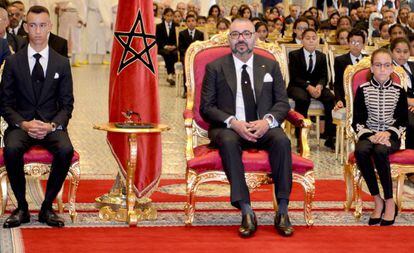 El Rey Mohammed VI, junto al príncipe Moulay El Hassan (izquierda) y la princesa Lalla Khadija (derecha), en septiembre de 2018 en Rabat.