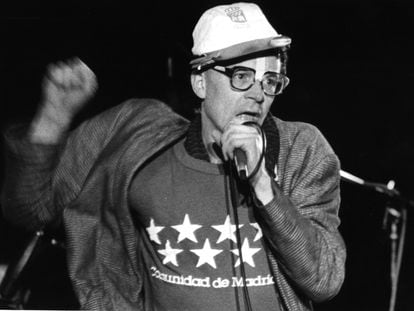 Ignacio María Gasca Ajuria, apodado 'Poch', durante una actuación de Derribos Arias en 1986.