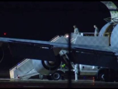 El avión que transporta a Bergdahl aterriza en San Antonio