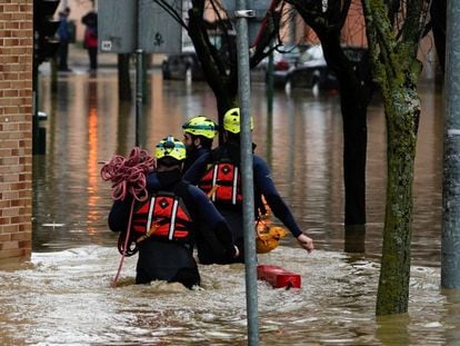 Personal de emergencias camina por una calle inundada en Pamplona (Navarra). Las lluvias que azotan Euskadi y Navarra en los últimos días están provocando numerosas incidencias, principalmente por el desbordamiento de ríos y los desprendimientos de tierra que están afectando a varias localidades y a carreteras, principalmente de la red secundaria.