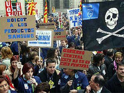 Trabajadores de Samsung en Palau-solità i Plegamans, junto a los de Philips y Minivat, protestan en Barcelona contra la pérdida de empleos.