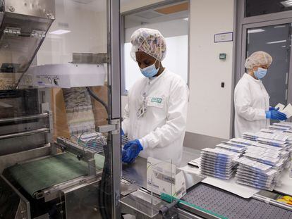 Dos trabajadoras empaquetan medicinas en una planta de la farmacéutica Teva en Israel, este año.