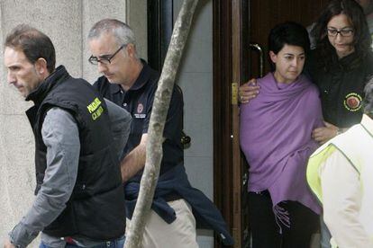 Los padres de Asunta, durante el registro de su casa.