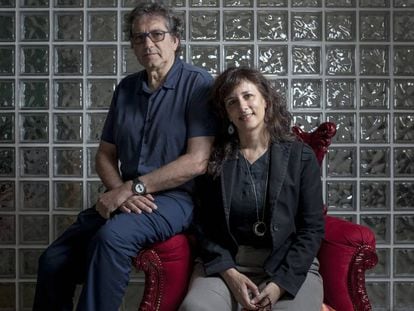 Los productores Gerardo Herrero y Mariela Besuievsky, en una de las salas de su empresa, Tornasol Films.