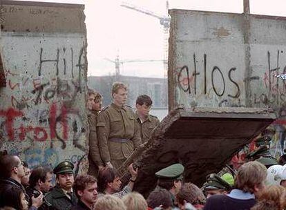 Un grupo de manifestantes derriba un lienzo del muro de Berlín, cerca de Brandeburgo, en noviembre de 1989.