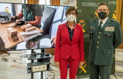 La directora general de la Guardia Civil, María Gámez, y el general jefe de la IV zona Andalucía, Alfonso Rodríguez, este miércoles en Sevilla.