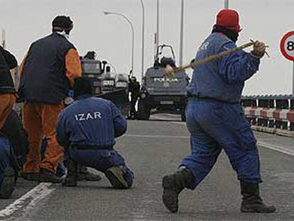 Trabajadores de Izar se enfrentan a la policía en el puente José León de Carranza. 

/ JAVIER SÁNCHEZ