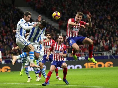 Saúl Ñíguez remata durante el partido contra la Real Sociedad.