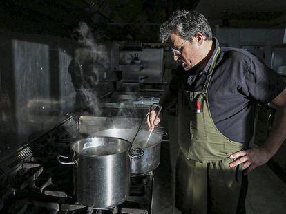 Isaac Monzó, en la cocina de Cal Trumfo.