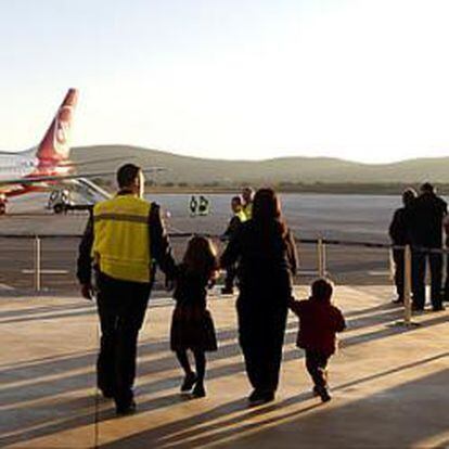 AENA propone un control aéreo de "bajo coste" para 33 aeropuertos pequeños