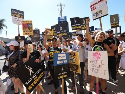 Integrantes de SAG-AFTRA durante una protesta a las afueras de los estudios Paramount, en Los Ángeles (EE UU), el pasado 6 de octubre.