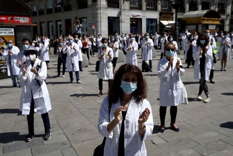 Miembros del sindicato Amyts, mayoritario entre los médicos madrileños, aplauden durante una concentración en la Puerta del Sol en junio.