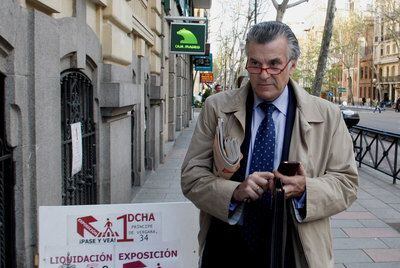 El ex senador Luis Bárcenas, ayer por la tarde llegando a su domicilio en Madrid.
