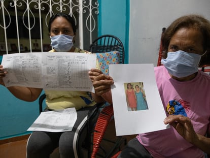 Alessandra y Conceição Mota, sobrina y hermana de Zenite Gonzaga, exhiben un expediente médico que acredita el trato irregular de su familiar