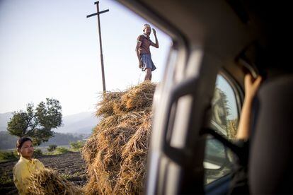 "Compartir labor, sin uno ser más que el otro. Un sólo objetivo, un único fin".
Un hombre y una mujer cargan un una carromato con paja para el ganado en una zona rural de Pauvathok, Nepal.