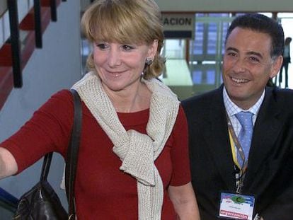 Esperanza Aguirre y Alberto L&oacute;pez Viejo en un acto electoral del PP en 2003. 